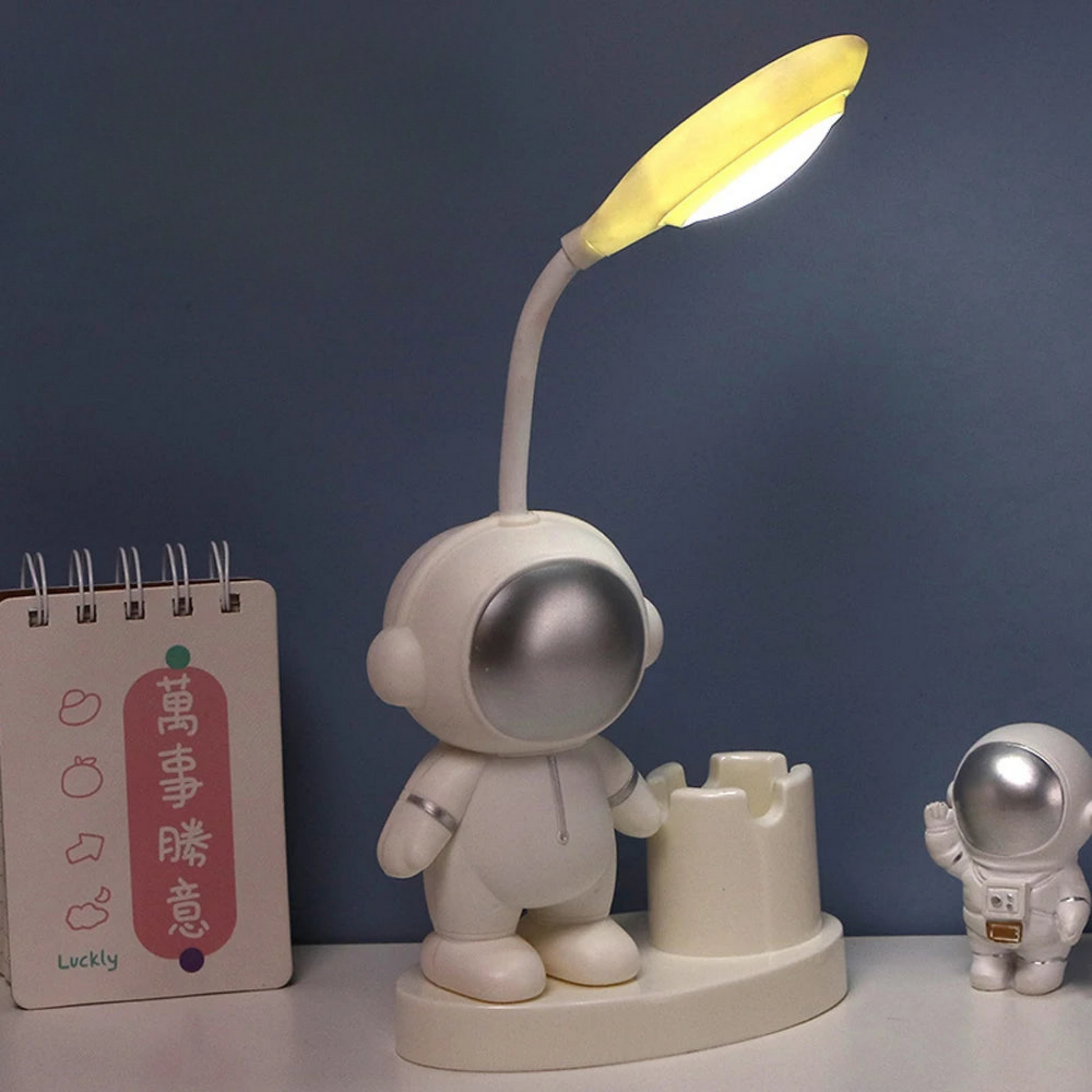 Astronaut Nachtlicht - LED Schreibtischlampe mit Stiftehalter-Nachtlicht-Ma boutique